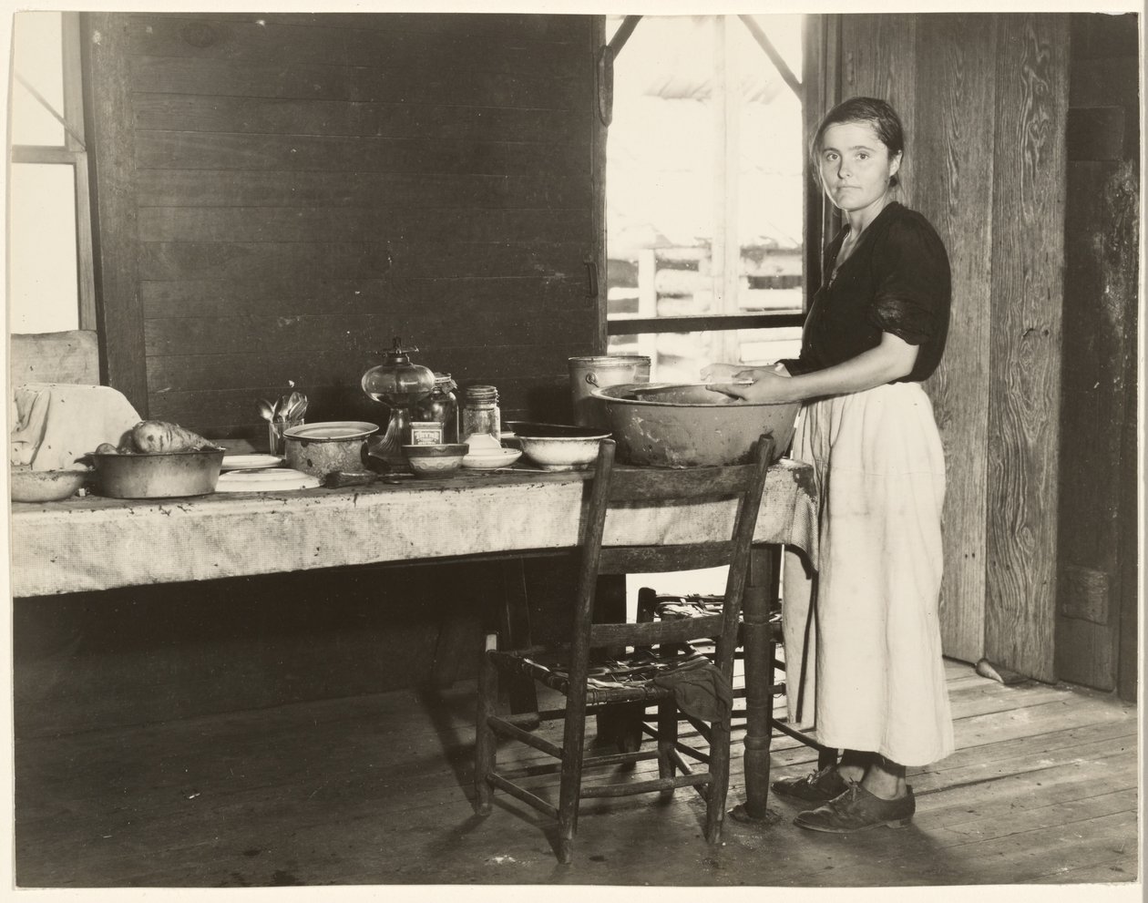 [Elizabeth Tengle à la table de cuisine]/[Paralee Ricketts travaillant dans la cuisine] - Walker Evans
