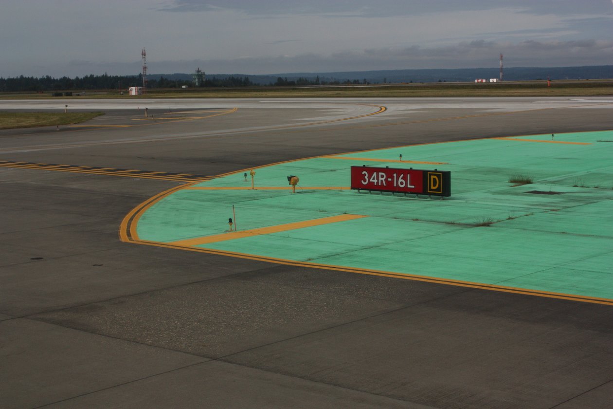 Taxiway avec panneau de position d