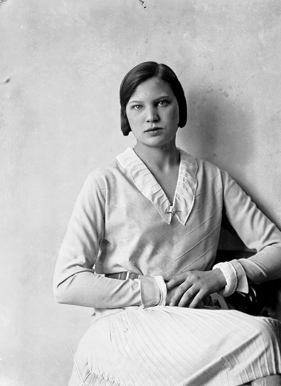 Portrait de Marion Wulz dans une robe dessinée par Anita Pittoni, vers 1940 (photo n/b) - Wanda Wulz