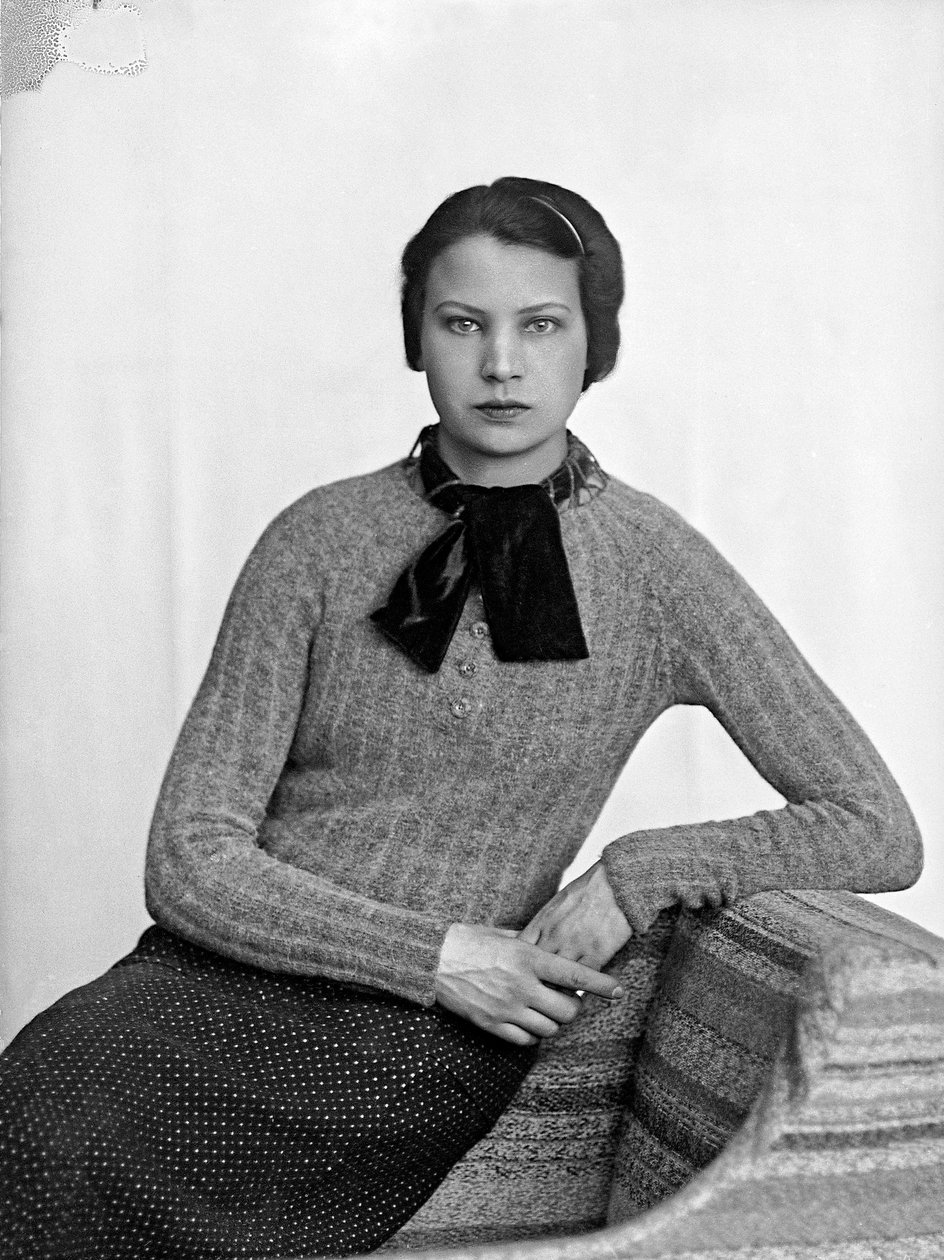 Portrait de Marion Wulz dans une robe dessinée par Anita Pittoni, vers 1940 (photo n/b) - Wanda Wulz