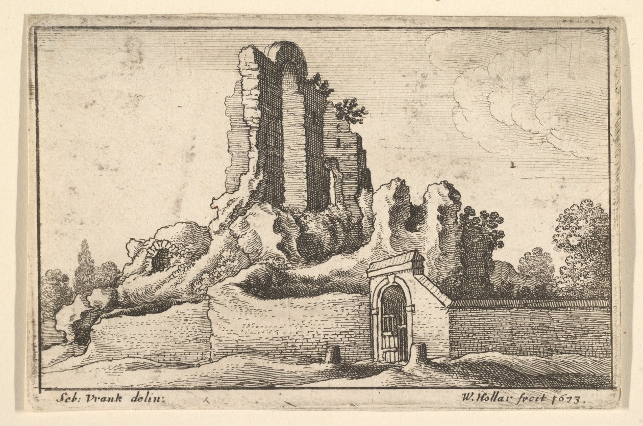 Ruines et une porte barrée sur la colline de l