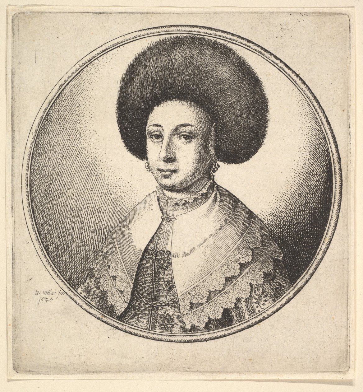 Femme avec un grand chapeau de fourrure circulaire et des boucles d