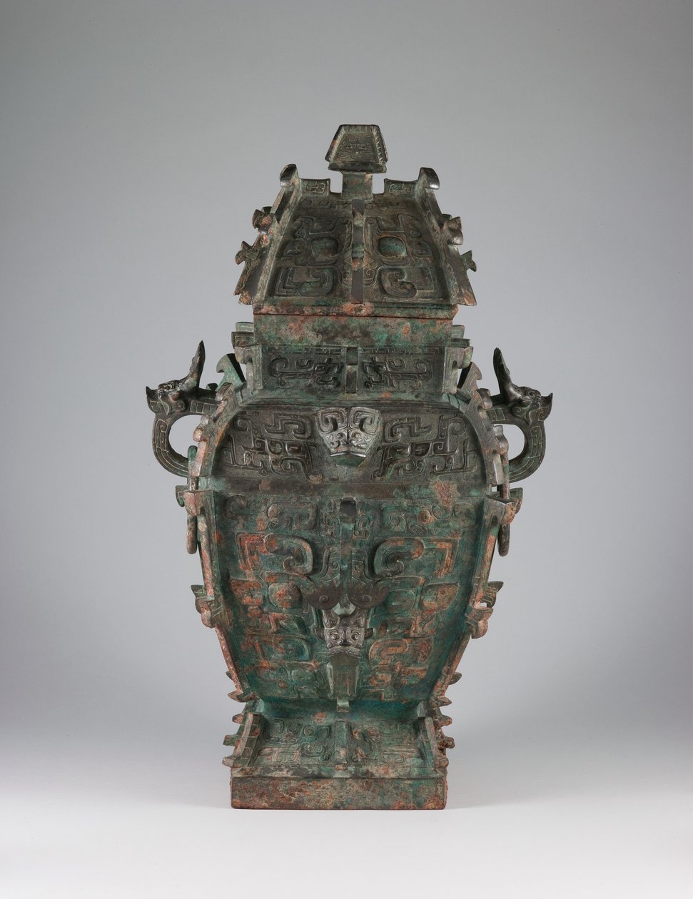 Vase à vin couvert (fang lei) à décor de masques zoomorphes et d