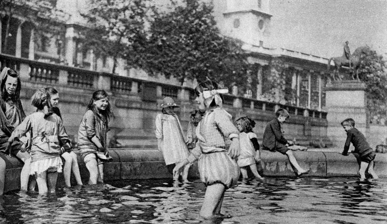 Enfants pataugeant dans les fontaines de Trafalgar Square, Londres, 1926-1927 - Whiffin