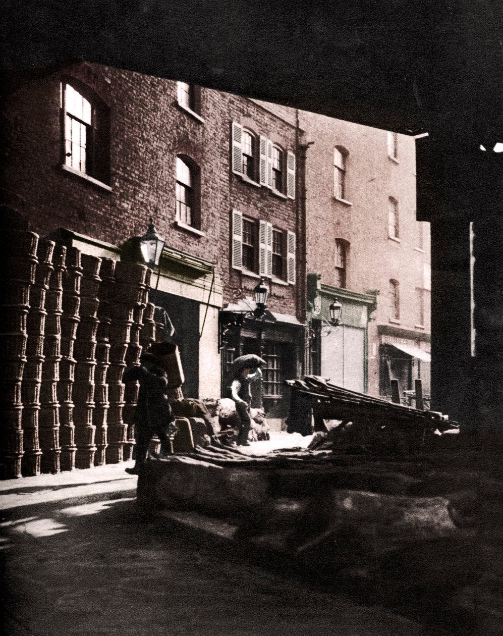 Paniers de fruits empilés contre des maisons au Borough Market, Londres, 1926-1927 - Whiffin