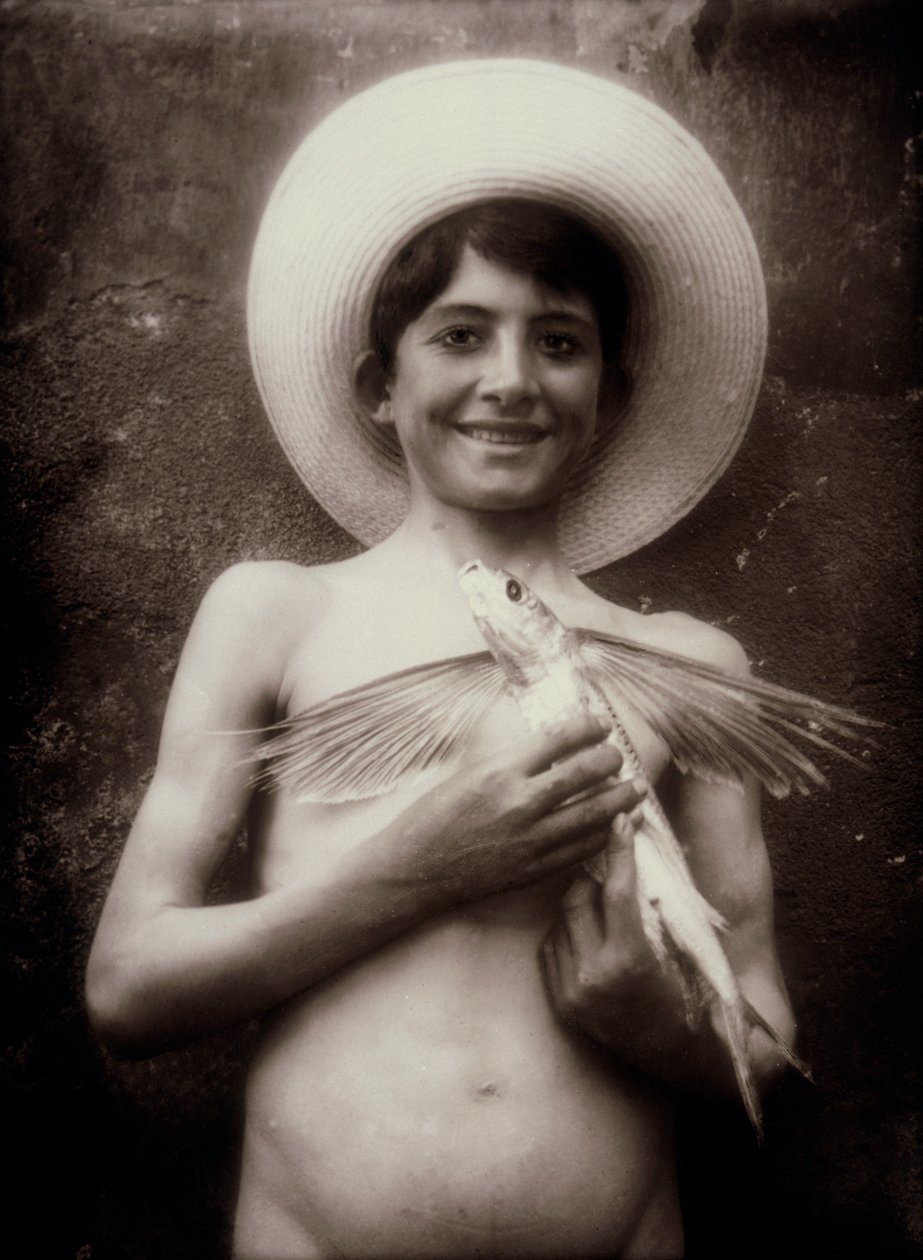 Jeune garçon avec un poisson volant, Sicile, vers 1895 - Baron Wilhelm von Gloeden