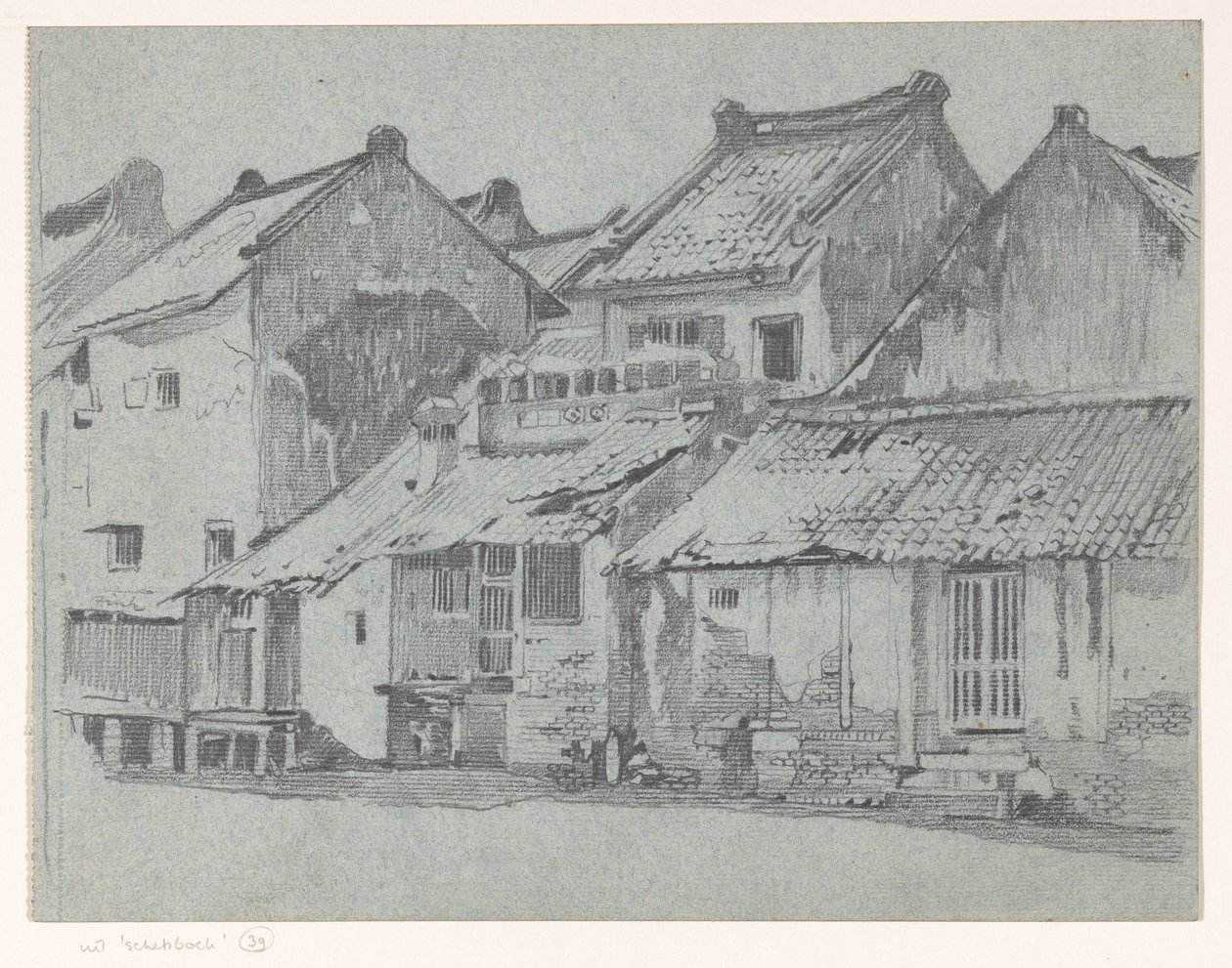 Façades arrière de maisons au bord d