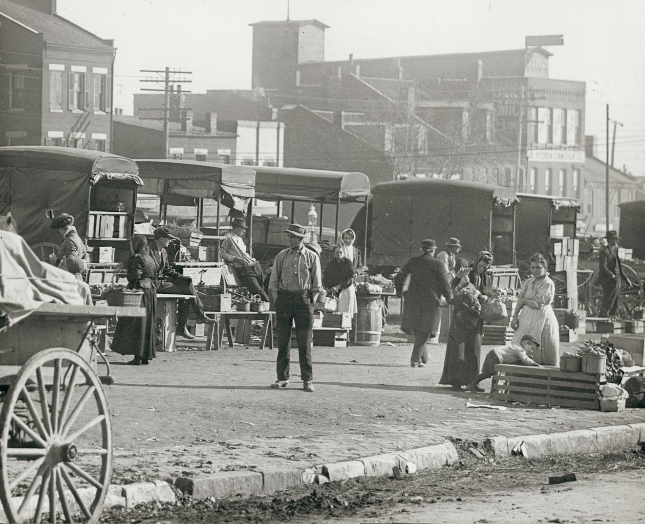 Photographie horizontale en noir et blanc de stands de marché et de personnes faisant leurs courses - William G. Swekosky