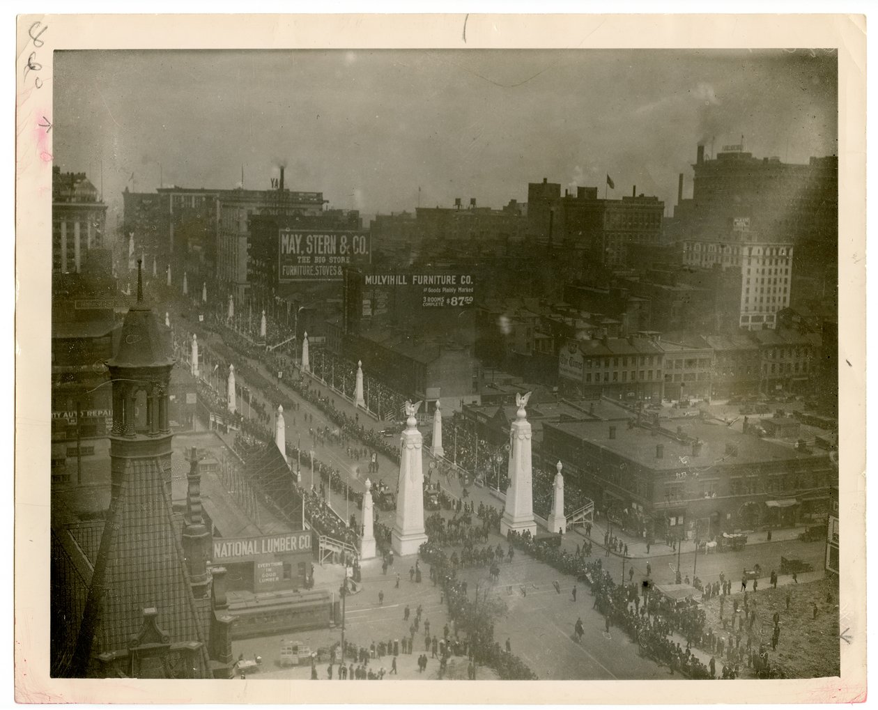 Vétérans de la Première Guerre mondiale du 12e Génie défilant sur la douzième rue le 13 mai 1919 - William G. Swekosky