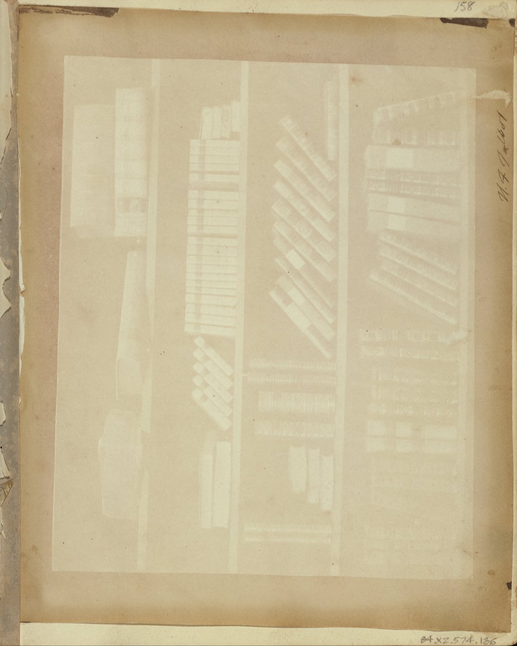 Livres sur quatre étagères - William Henry Fox Talbot