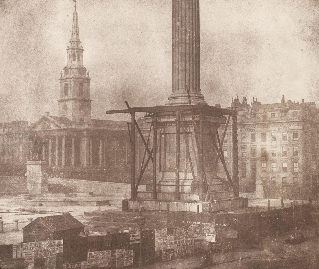 La colonne Nelson à Trafalgar Square en construction - William Henry Fox Talbot