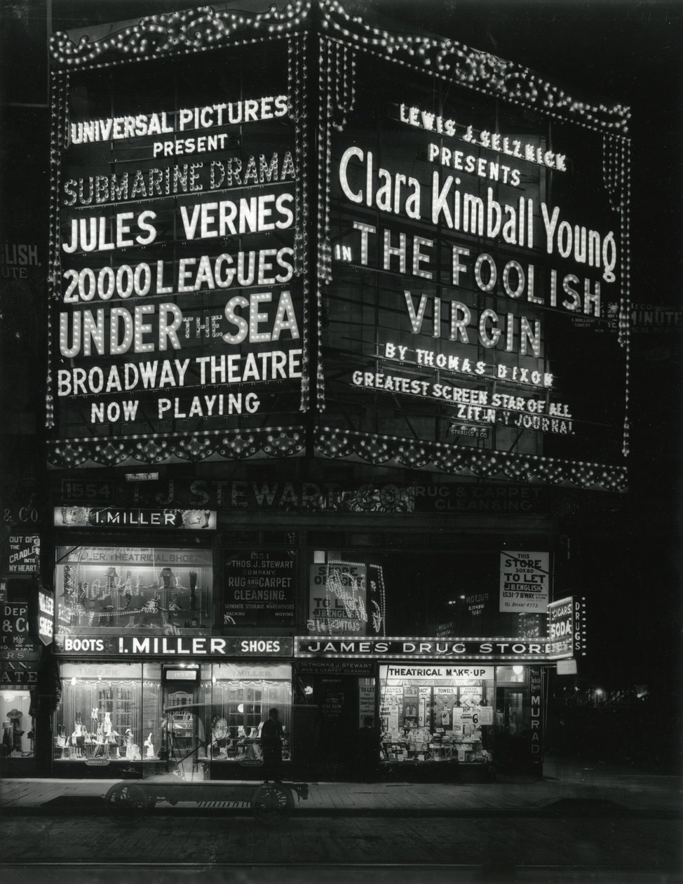1554 Broadway à la 46e rue, I. Miller Shoes; James Drug Store, et grandes marquises pour les films illuminées au-dessus. - William Davis Hassler