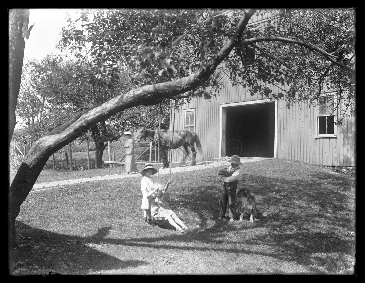 Enfants de la famille McCready avec un chien et un chiot rassemblés autour d
