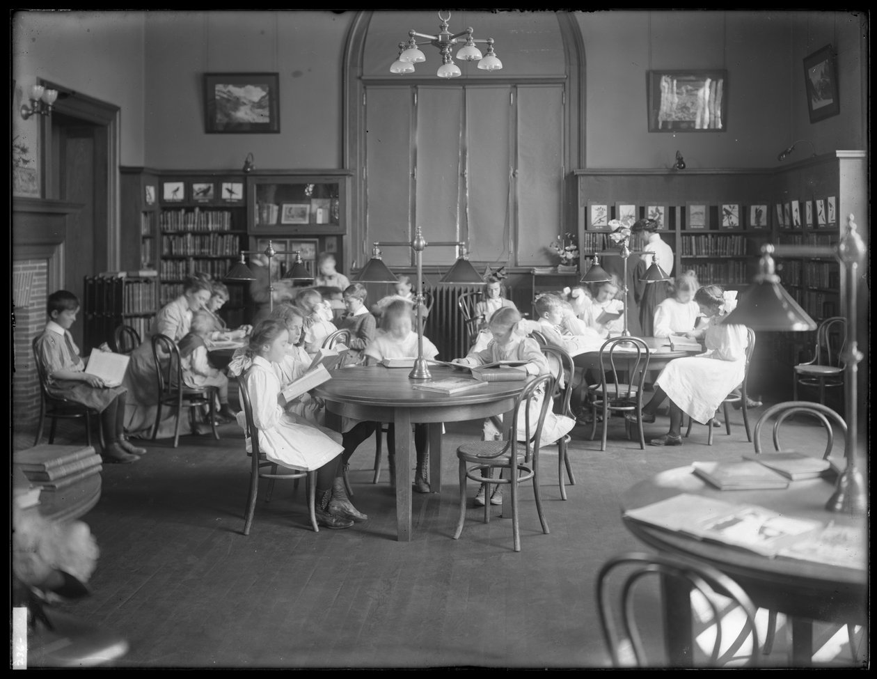 Enfants lisant dans la salle de lecture d