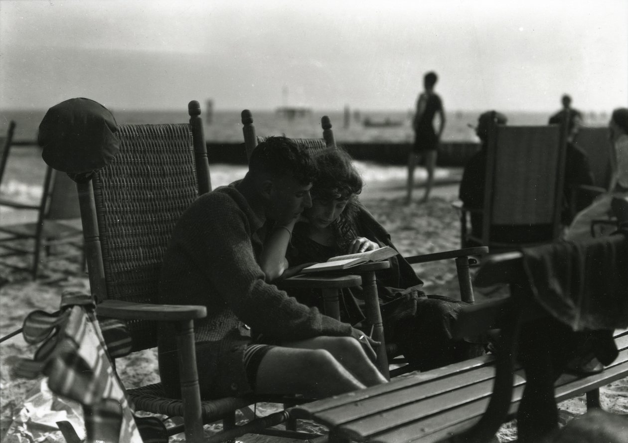 Couple lisant sur la plage, Coney Island, vers 1910-21 - William Davis Hassler