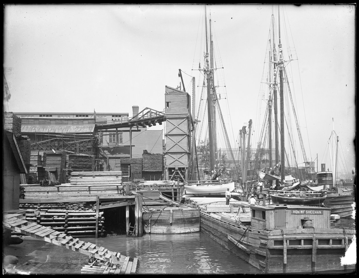 Quais et bateaux sur un front de mer non identifié, peut-être Harlem River, Inwood, New York, vers 1910 - William Davis Hassler
