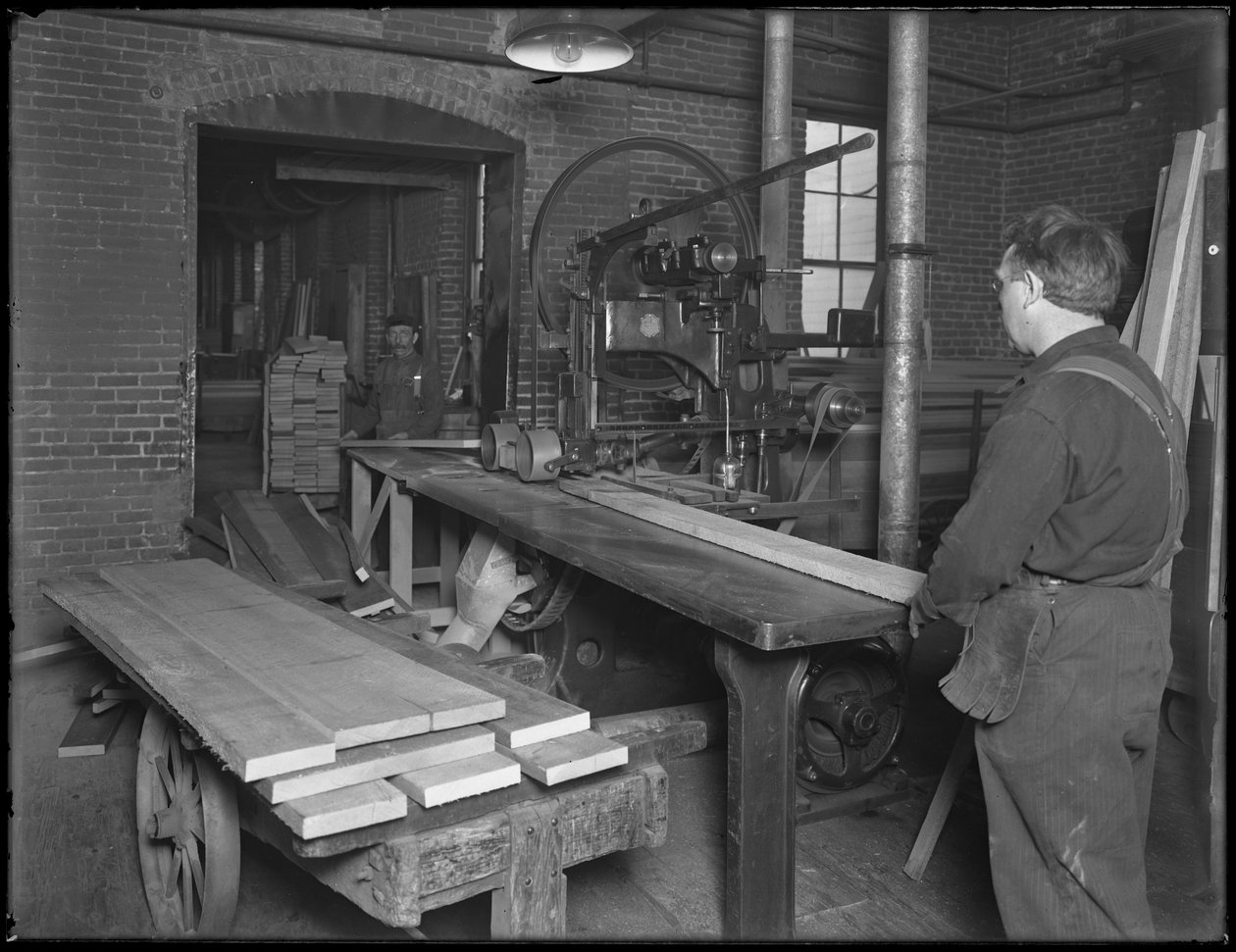 Rabotage du bois destiné à la fabrication de cercueils, Oneida, New York, 3 avril 1916 - William Davis Hassler