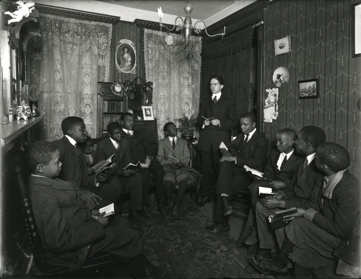 Leçon du Comité évangélique chez Mme Bostick, 72 West 99th Street, M. Rockwood enseignant à un groupe de jeunes hommes et garçons afro-américains - William Davis Hassler