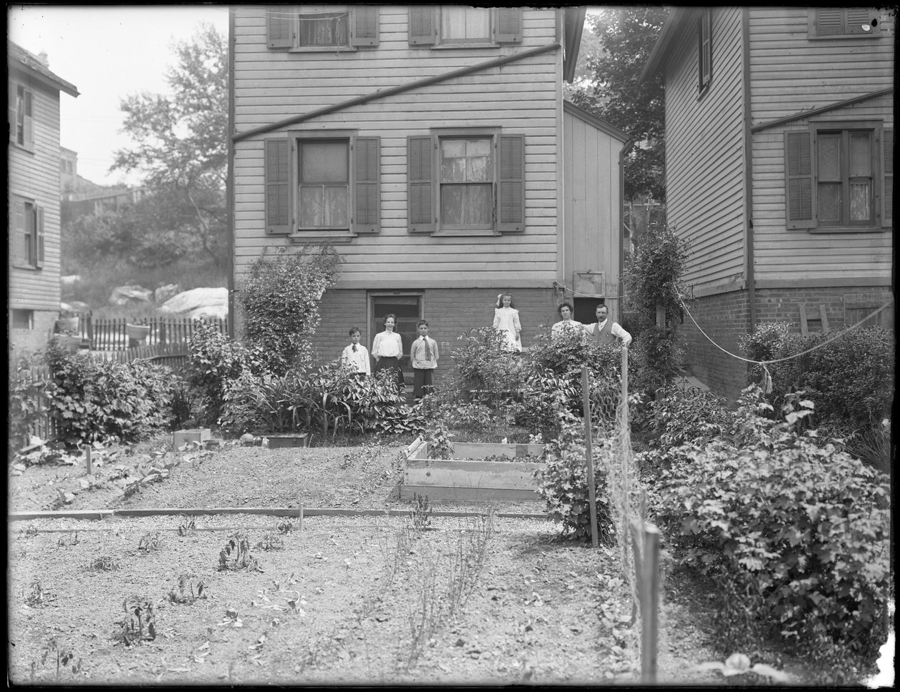 Famille posant à côté de leur jardin potager, Inwood, New York, c.1910 - William Davis Hassler