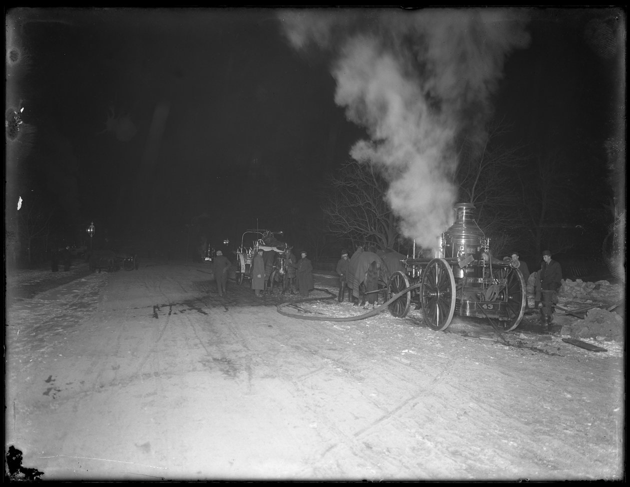 Pompiers (tirés par des chevaux) sur une route en terre la nuit, Inwood Hill, 1914 - William Davis Hassler