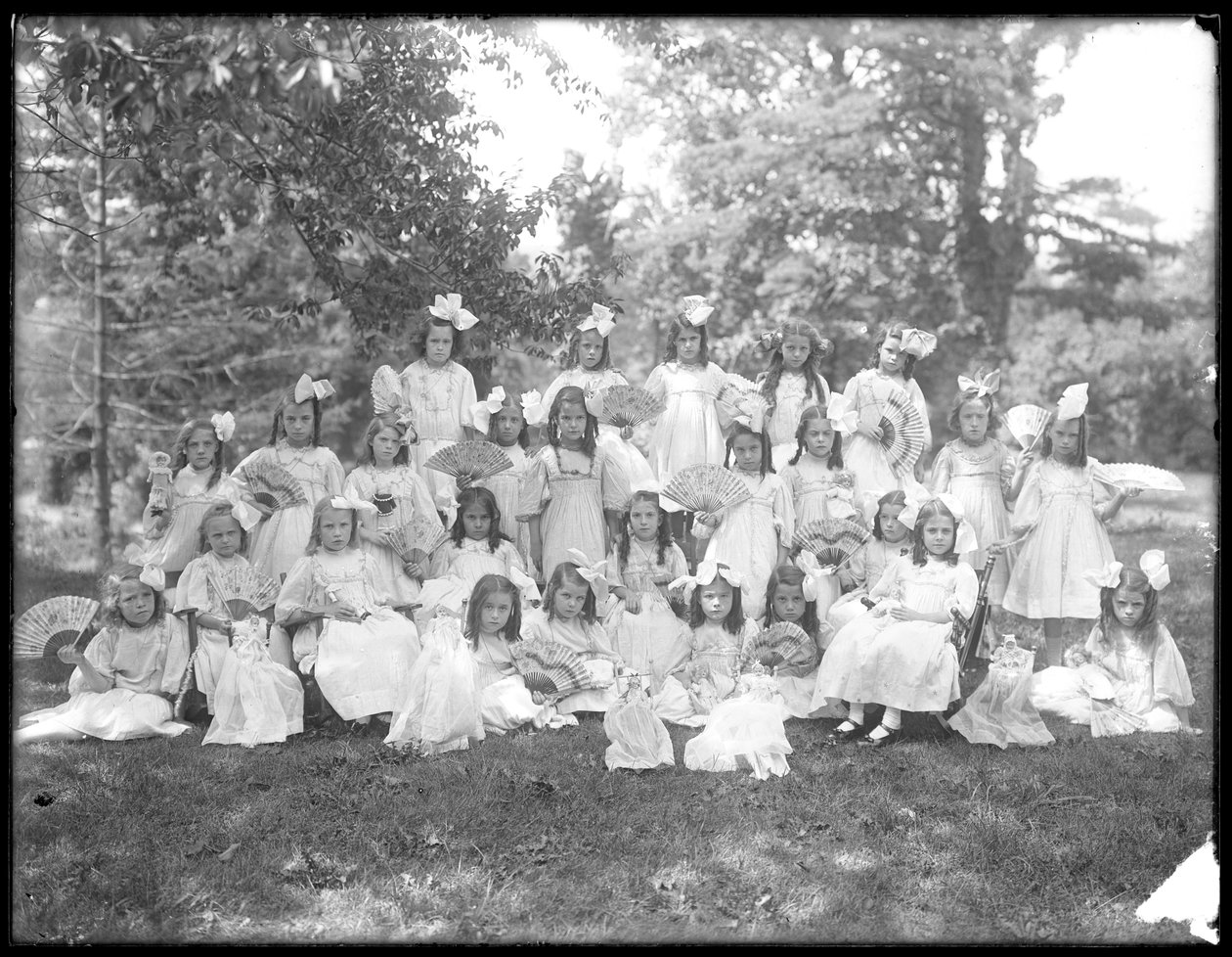 Portrait de groupe de petites filles non identifiées, probablement l