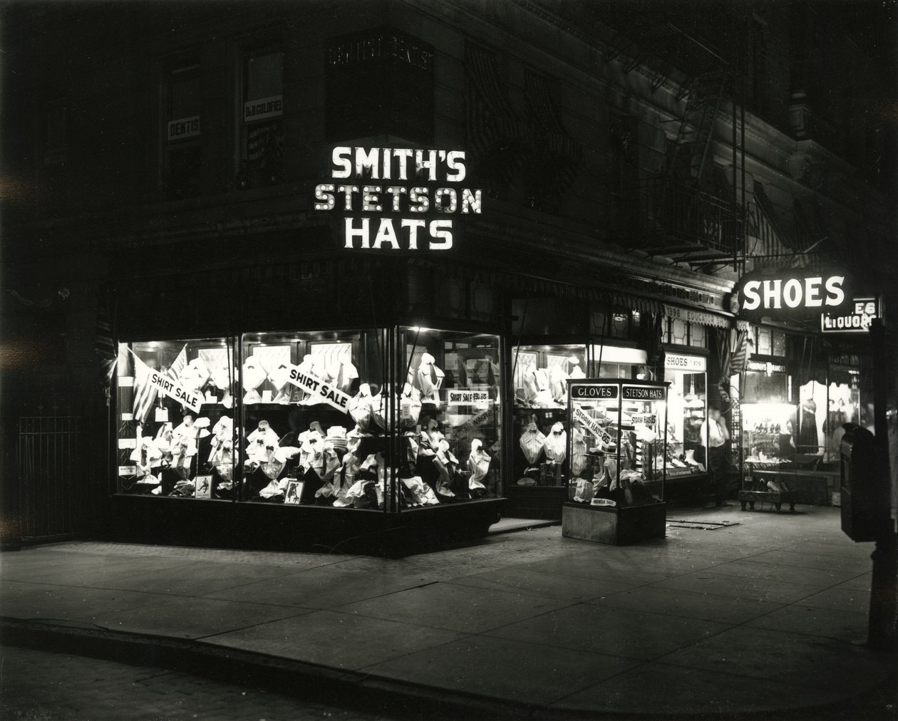 Vitrines éclairées faisant la publicité des chapeaux Stetson de Smith, chaussures, liqueurs, c.1910-21 - William Davis Hassler