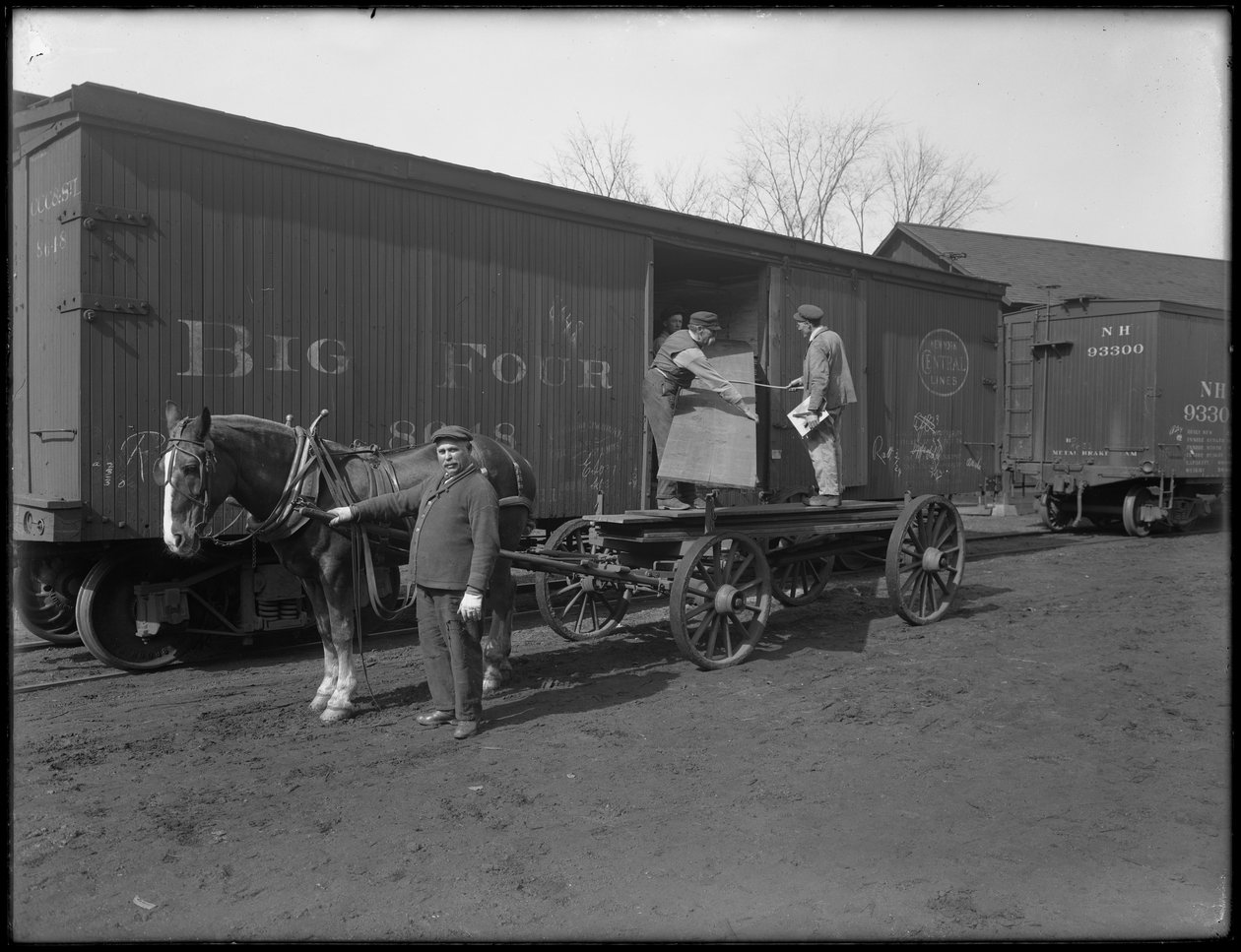 Hommes mesurant et inspectant du bois pour la fabrication de cercueils, Oneida, New York, 3 avril 1916 - William Davis Hassler