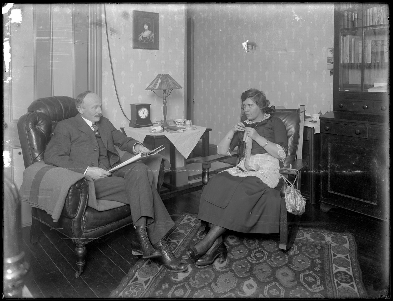 M. et Mme Austin Norris dans un salon non identifié, vers 1912 - William Davis Hassler