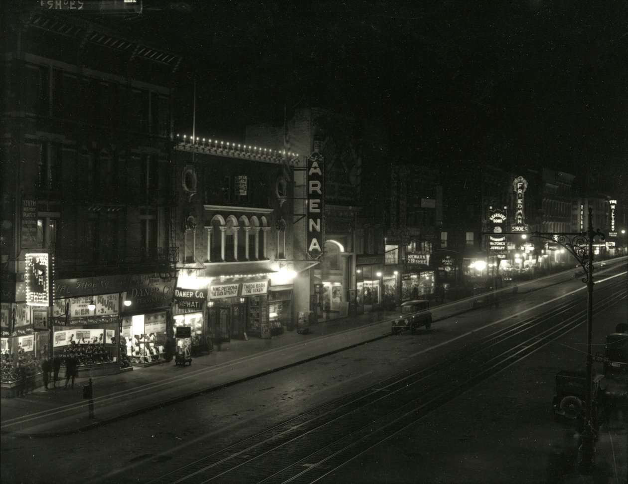Vue nocturne du côté sud de la 23e rue entre les Sixième et Septième avenues, vers 1916-17 - William Davis Hassler