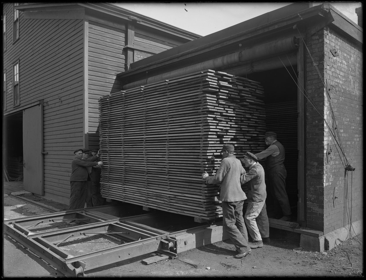 Retirer le bois destiné à la fabrication de cercueils du séchoir, Oneida, New York, 3 avril 1916 - William Davis Hassler