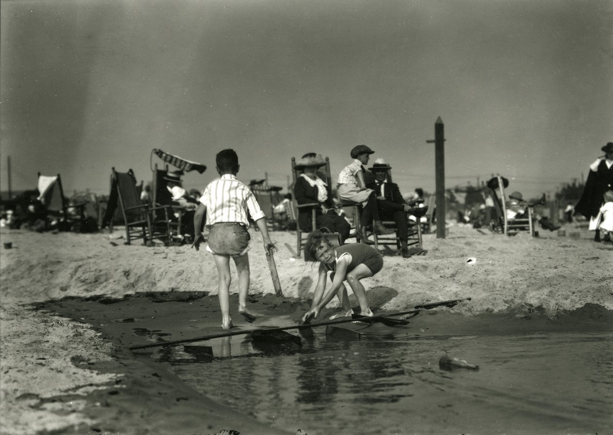 Deux enfants jouent avec des morceaux de bois dans les bas-fonds, Coney Island, vers 1910-21 - William Davis Hassler