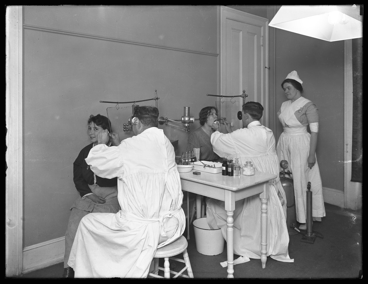 Deux patients examinés, Salle d