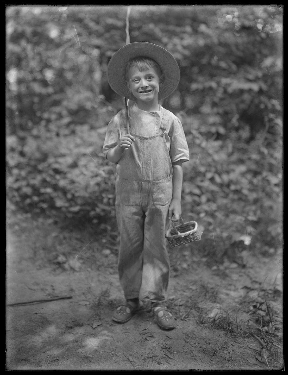 William Gray Hassler en chapeau de paille et salopette, portant une canne à pêche et un panier dans les bois, 20 août 1911 - William Davis Hassler
