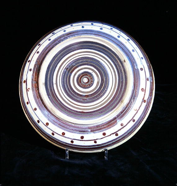 Chargeur avec cercles concentriques de blanc, bleu, violet et or, peint par Charles Passenger - William de Morgan
