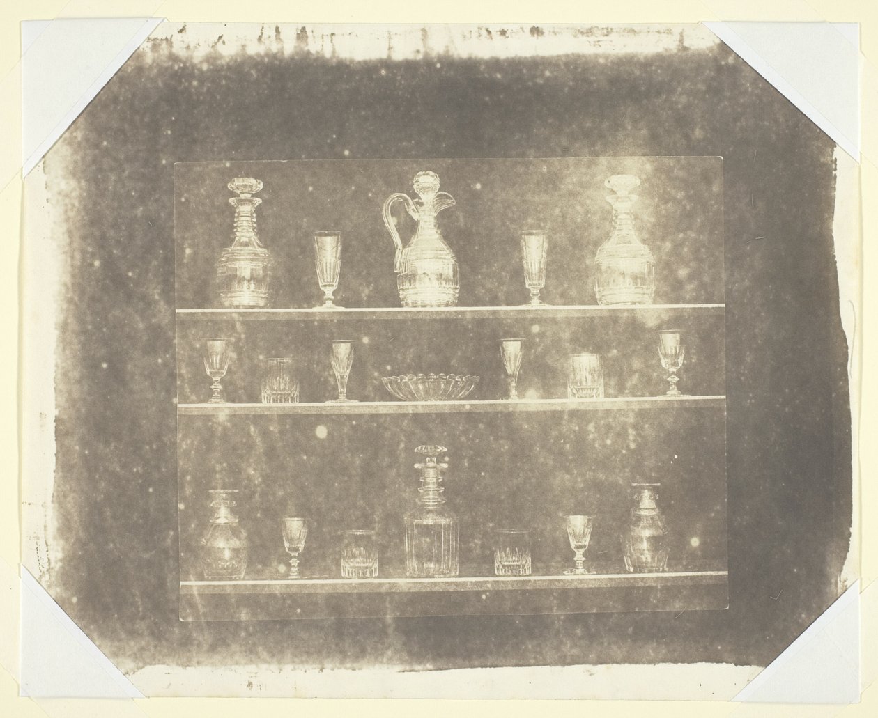 Articles en verre sur trois étagères - William Henry Fox Talbot