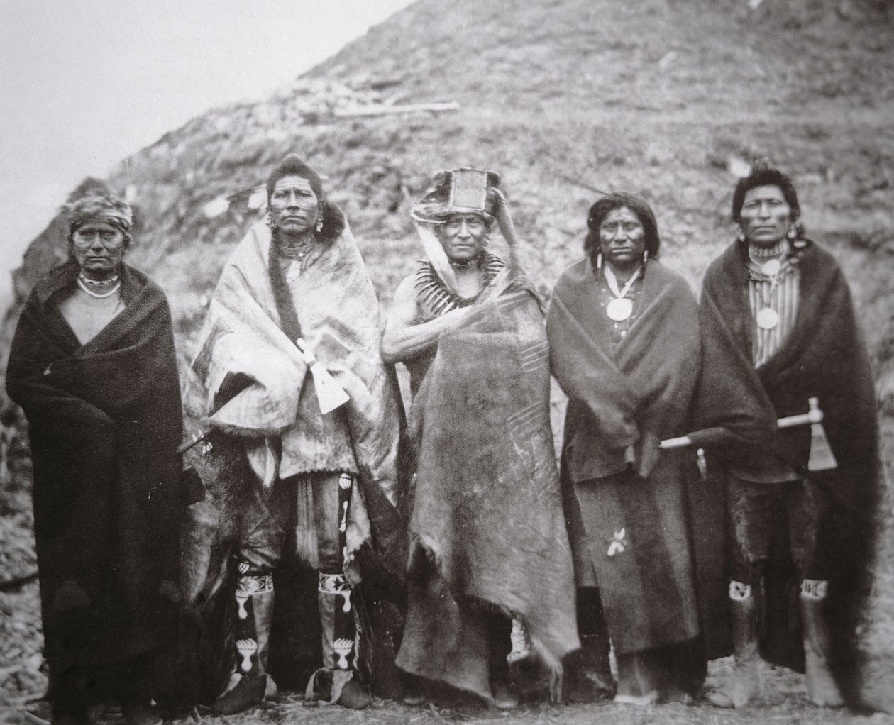 Peuple Pawnee devant une loge tribale en terre, c.1869 - William Henry Jackson
