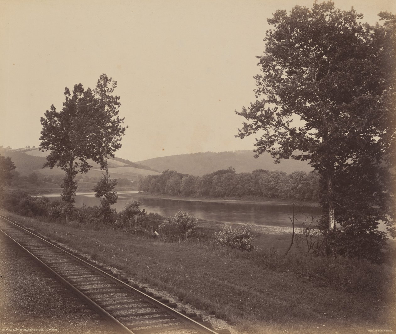 Vue est de la pierre debout, vers 1895 (photo) 1895 (photo) - William Herman Rau