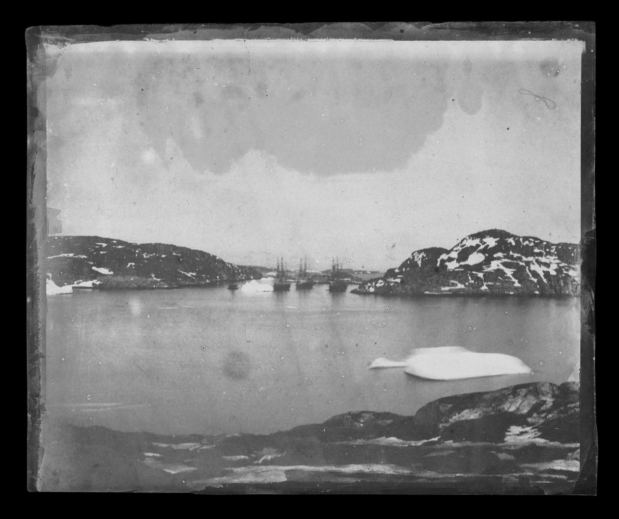 Vue à travers une baie vers les navires de recherche Franklin sous le commandement du capitaine Belcher - William Thomas Domville