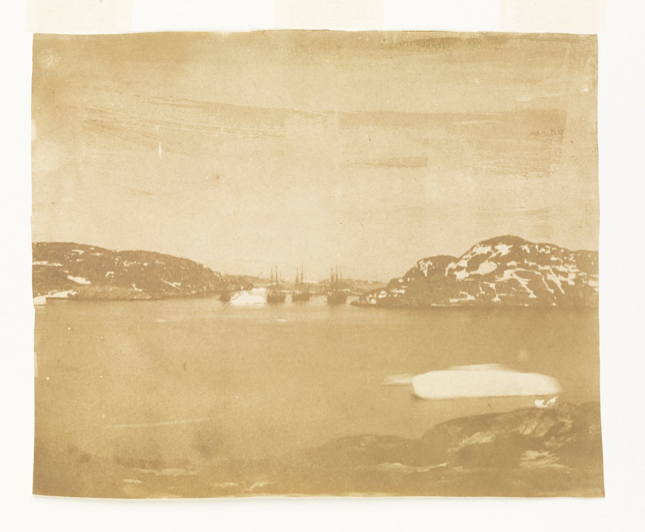 Vue à travers une baie vers les navires de recherche Franklin sous le commandement du capitaine Belcher - William Thomas Domville