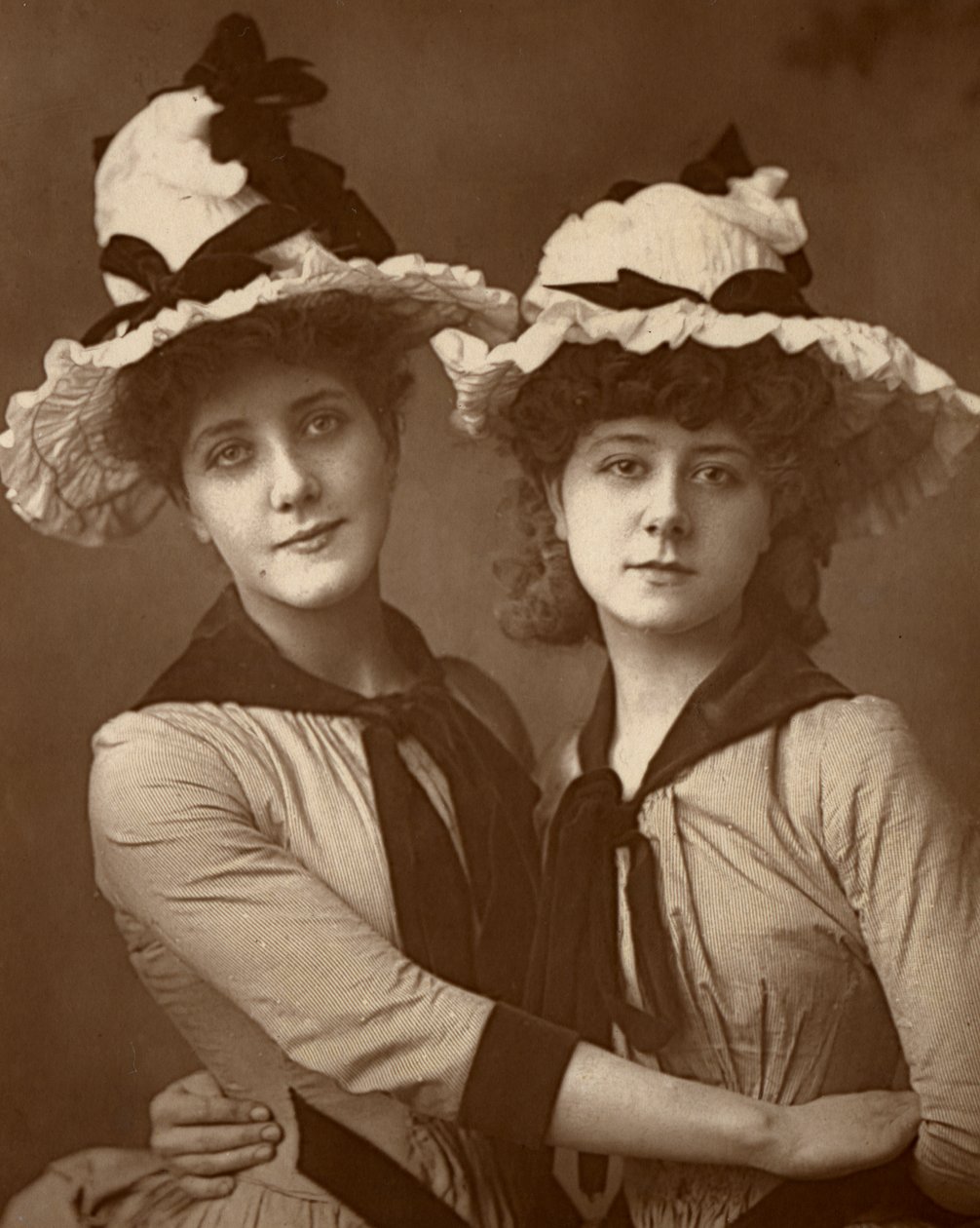 Deux roses, Maude Millett et Annie Hughes, actrices britanniques, 1888 - William and Daniel Downey