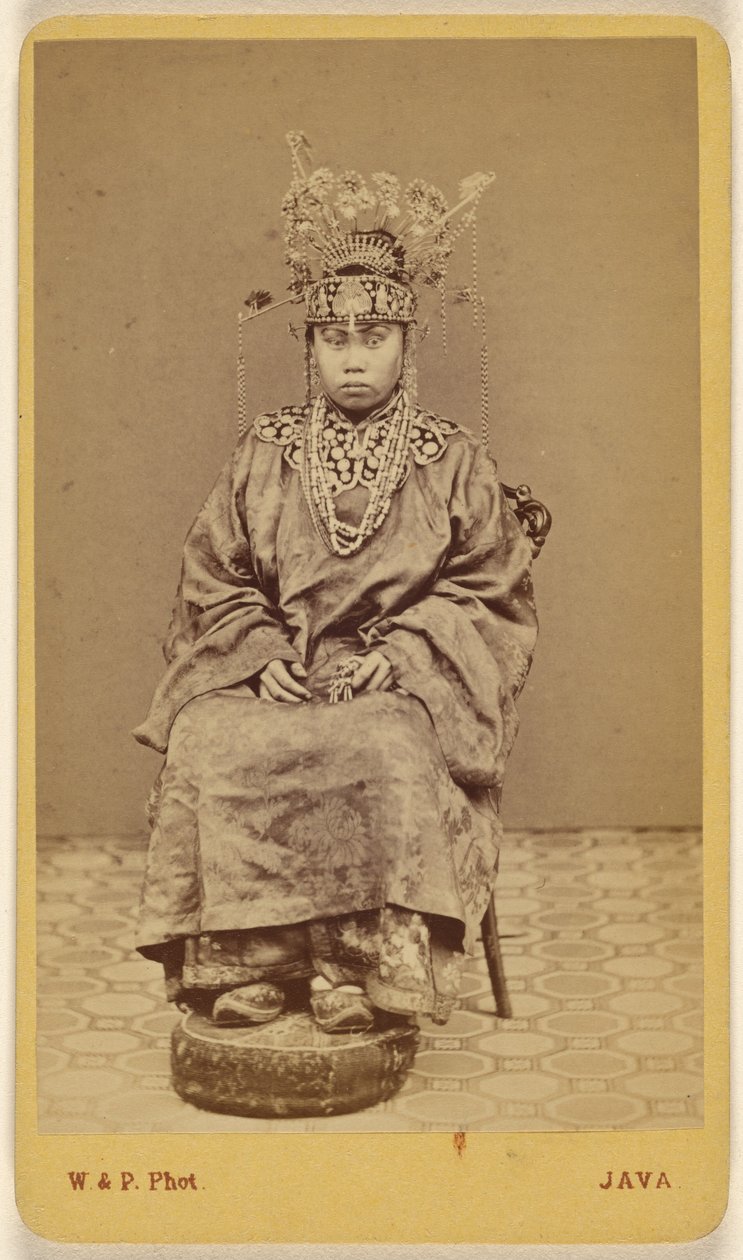 [Femme javanaise portant une coiffe ornée, assise] - Woodbury and Page