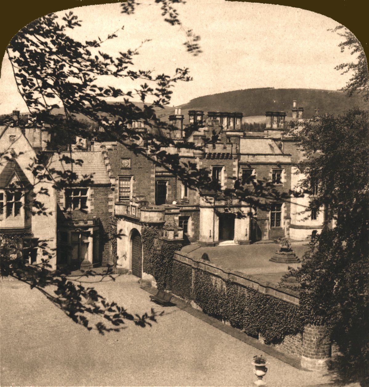 Abbotsford, maison de Sir Walter Scott, Écosse, 1896 - Works and Sun Sculpture Studios