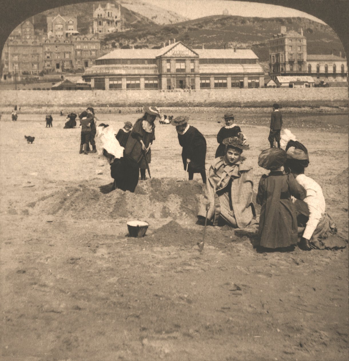 Sur la plage à Llandudno, Pays de Galles, 1894 - Works and Sun Sculpture Studios