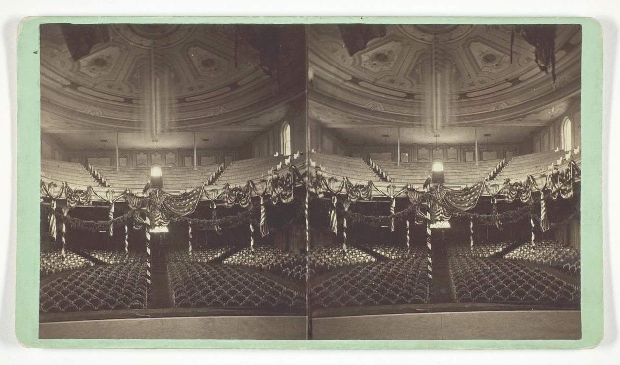 Sans titre [auditorium décoré de drapeaux américains], fin du 19e siècle - Wright and Hartwell