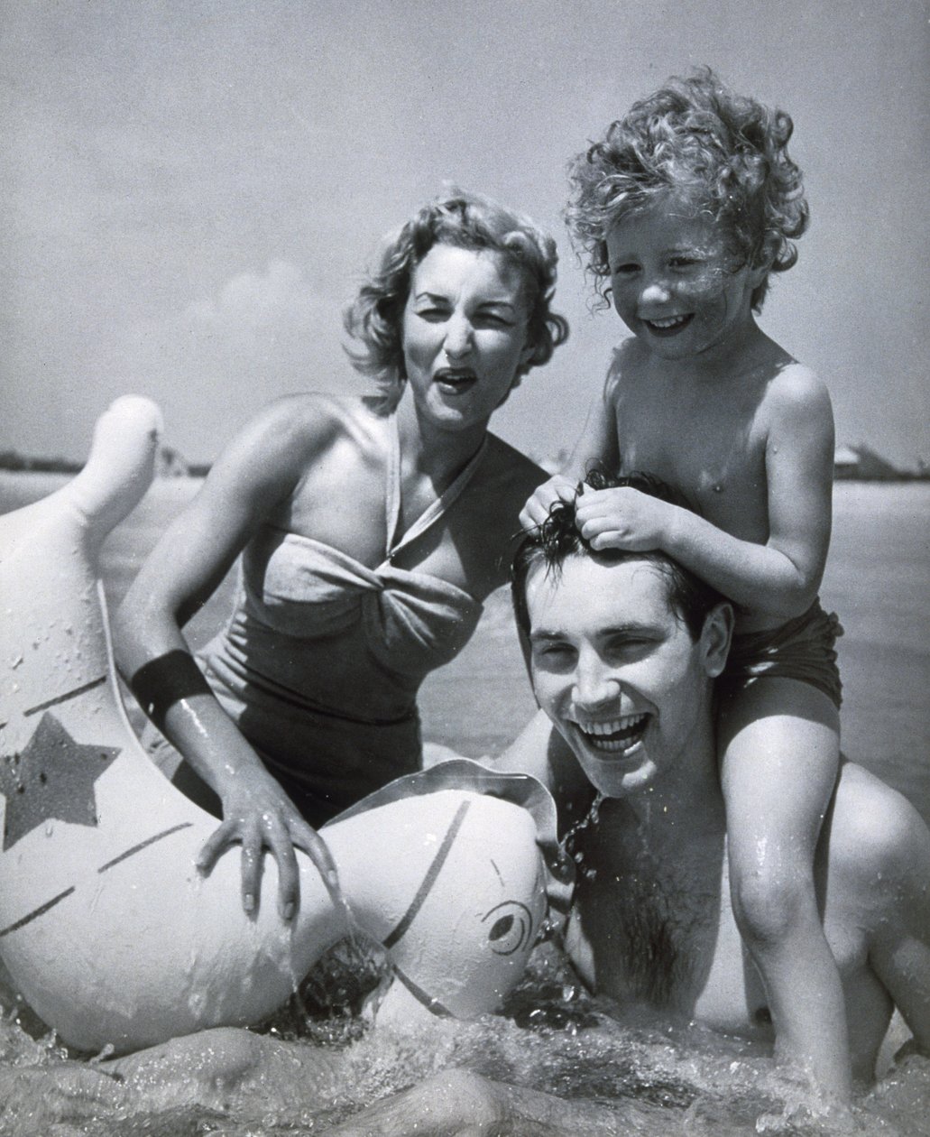 Famille heureuse au bord de la mer", vers 1937 - Zoltan Glass