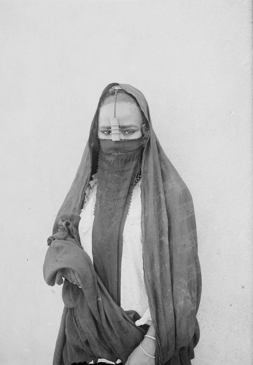 Une femme voilée, Le Caire, vers 1910 - . .
