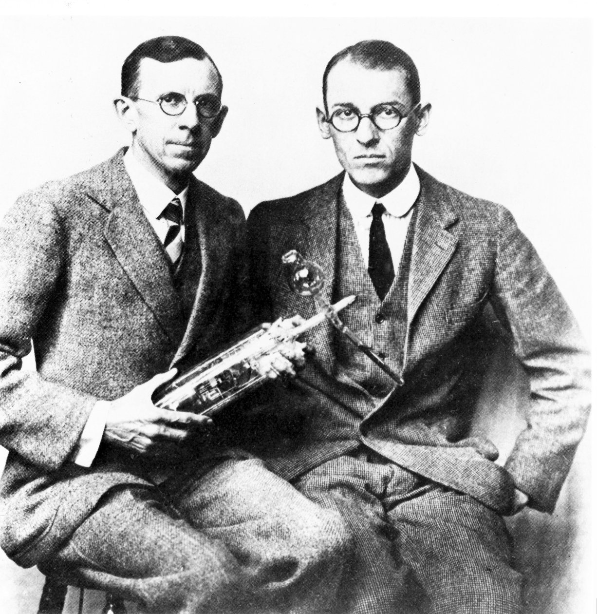 Clinton J Davisson et Lester H Germer, physiciens américains, vers 1927 - Frederick (attr. to) Barnard