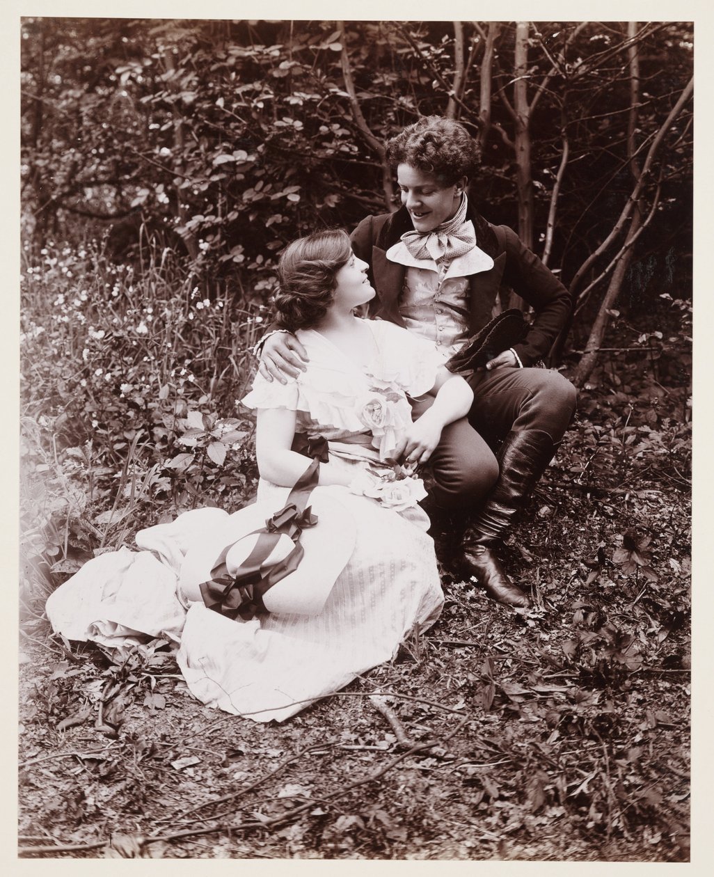 Portrait édouardien, couple en tenue du XIXe siècle - John Pardon