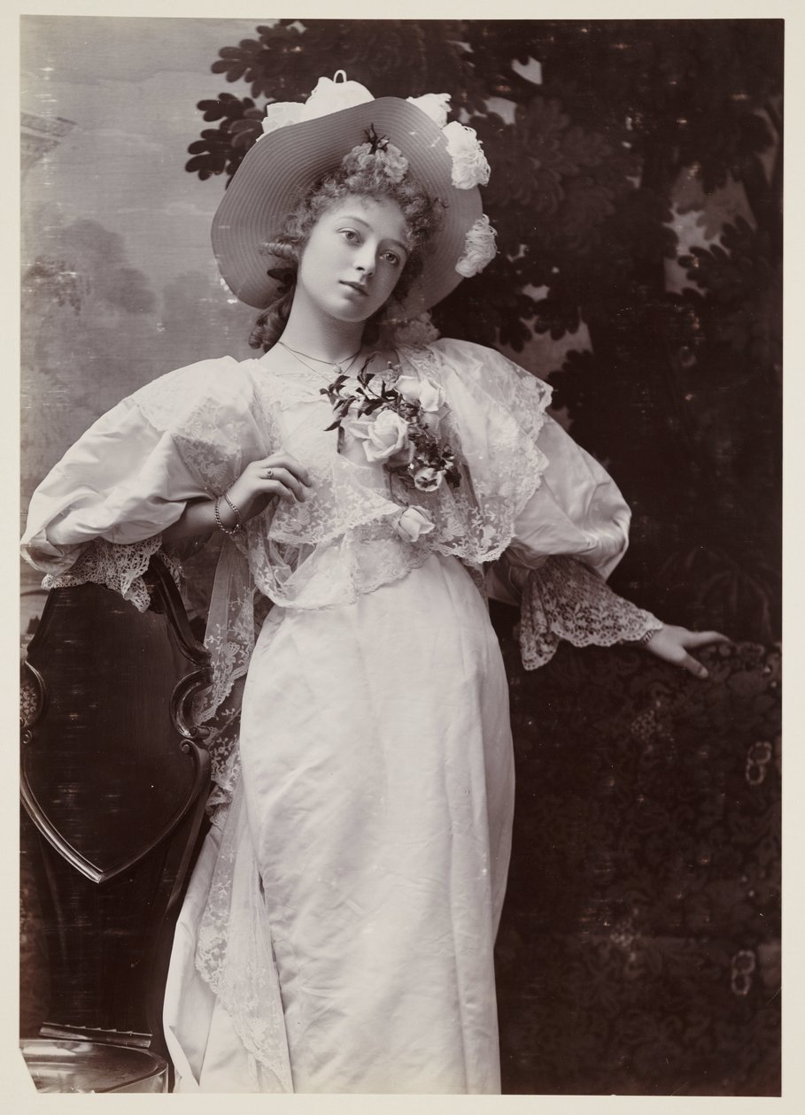 Portrait édouardien, femme en robe de dentelle - John Pardon