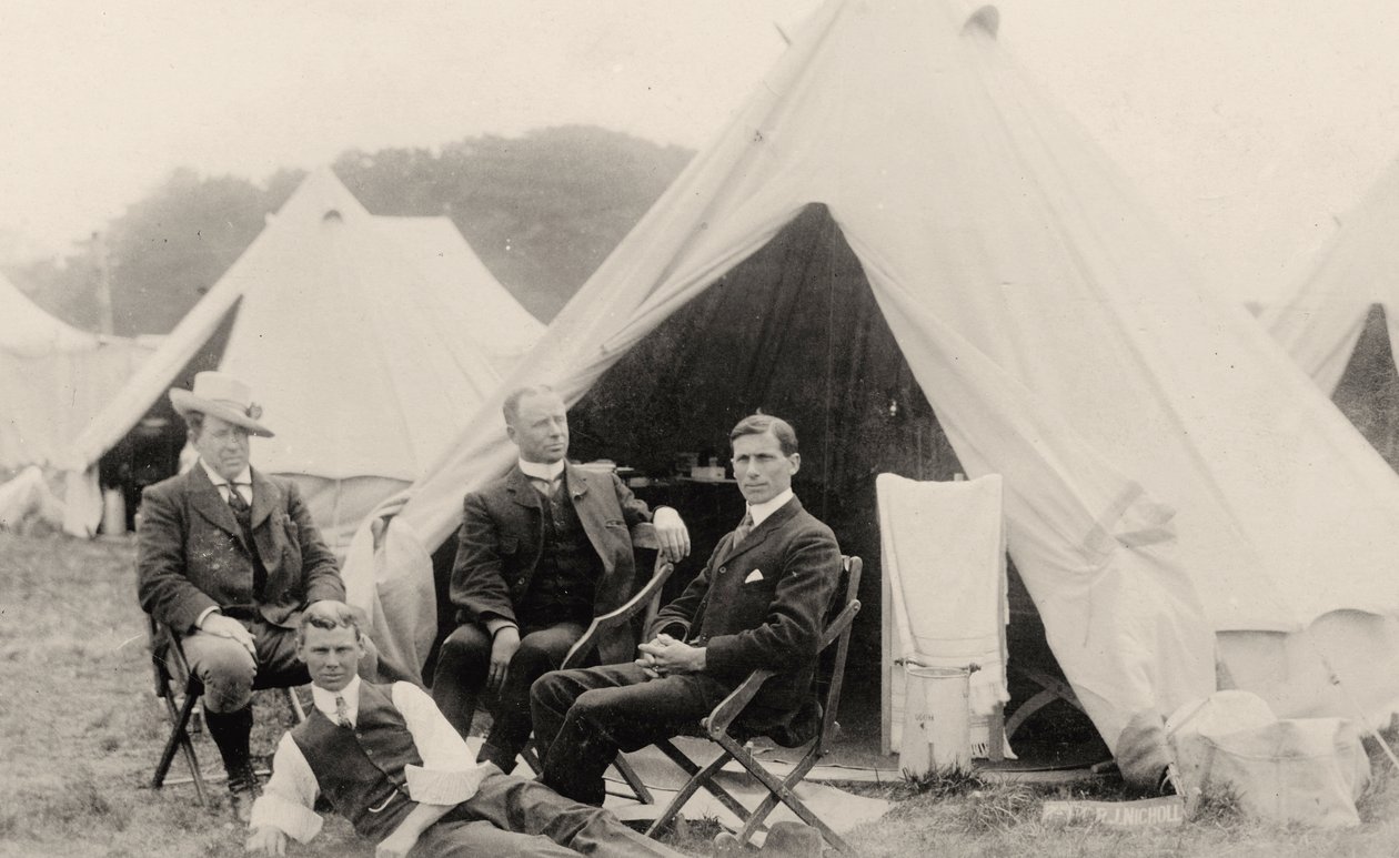 Hommes se relaxant devant leur tente, vers 1908 - . .